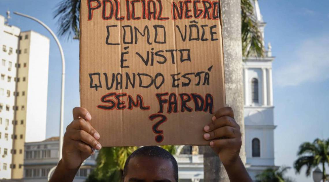 10/06/2020 - Cerca de 70 pessoas se reuniram em ato antirracista na Praça São Salvador, no Centro de Campos