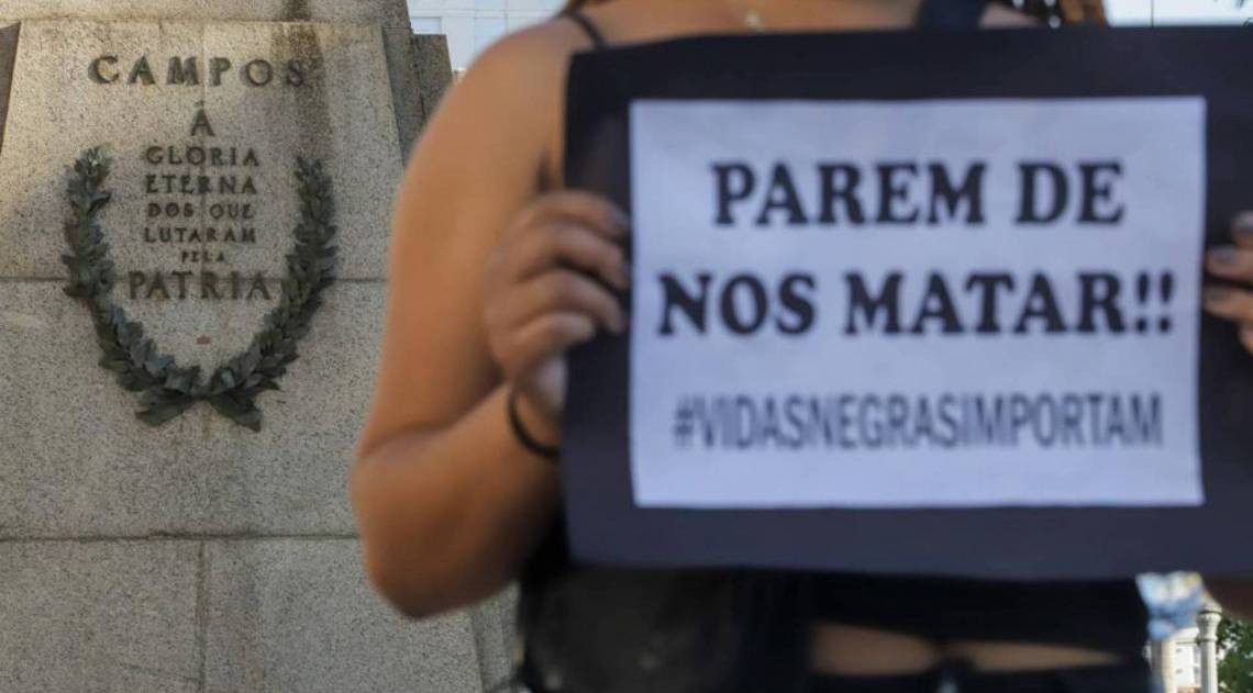 10/06/2020 - Cerca de 70 pessoas se reuniram em ato antirracista na Praça São Salvador, no Centro de Campos - Jean Barreto