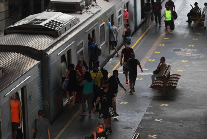 Na estação de trem de Madureira, passageiros formam aglomeração para embarcar. Ônibus e BRT continuam a circular com mais passageiros do que o recomendado