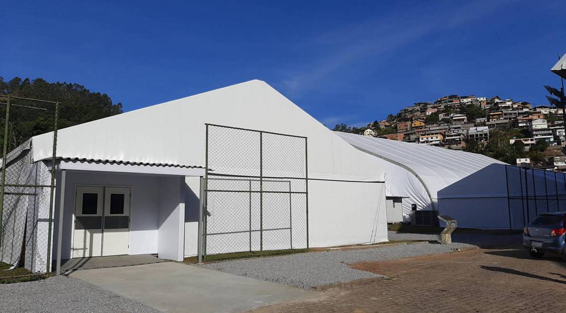Entrada para o refeitório do Hospital de Campanha de Nova Friburgo, que não chegou a funcionar