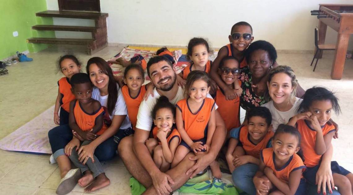 Pedro Cocan com as crianças da Creche Girassóis, no Caramujo, uma das beneficiadas pelos eventos