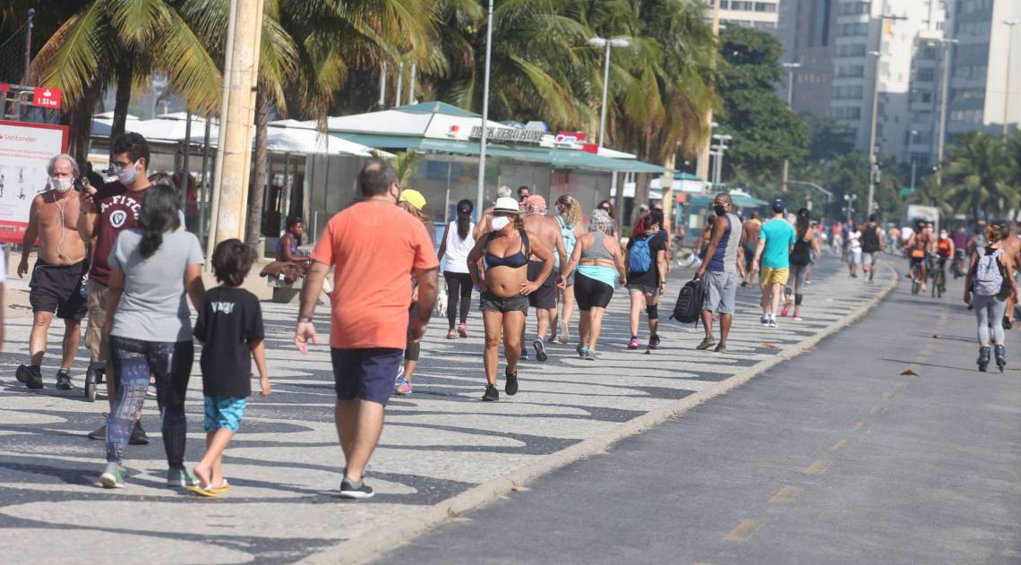 Rio,11/06/2020 -COVID-19 -CORONAVIRUS, COPACABANA, calcadao de Copacabana . Na foto, pessoas caminhando no calcadao.Foto: Cleber Mendes/Ag&ecirc;ncia O Dia