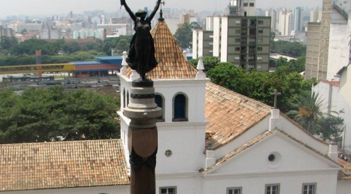 Monumento aos Fundadores de São Paulo com indígenas esmagados