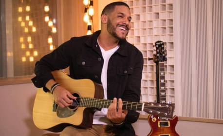 Brenno lança single e clipe de 'Dona da Razão'