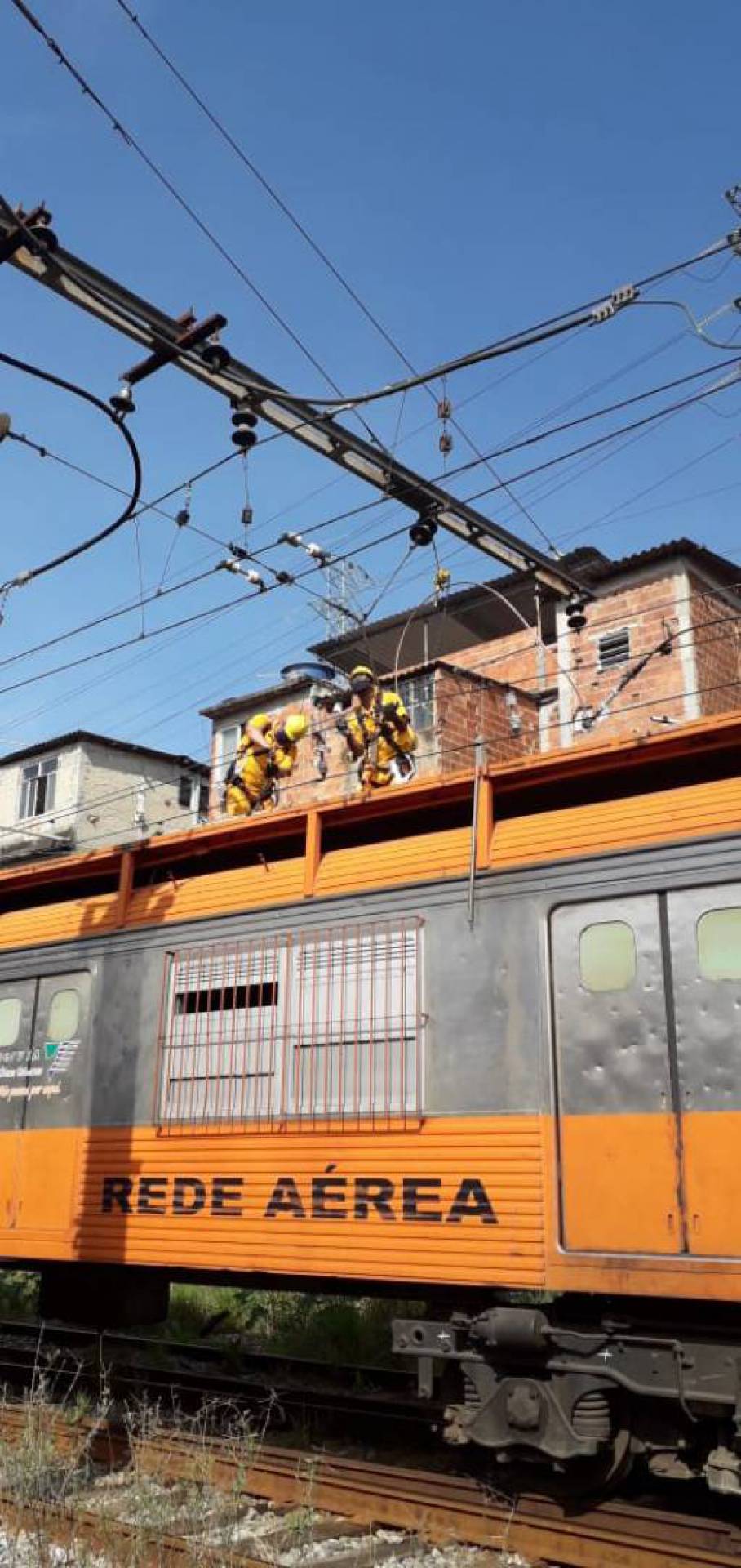 Cabos enroscaram em um equipamento da rede aérea - Reprodução