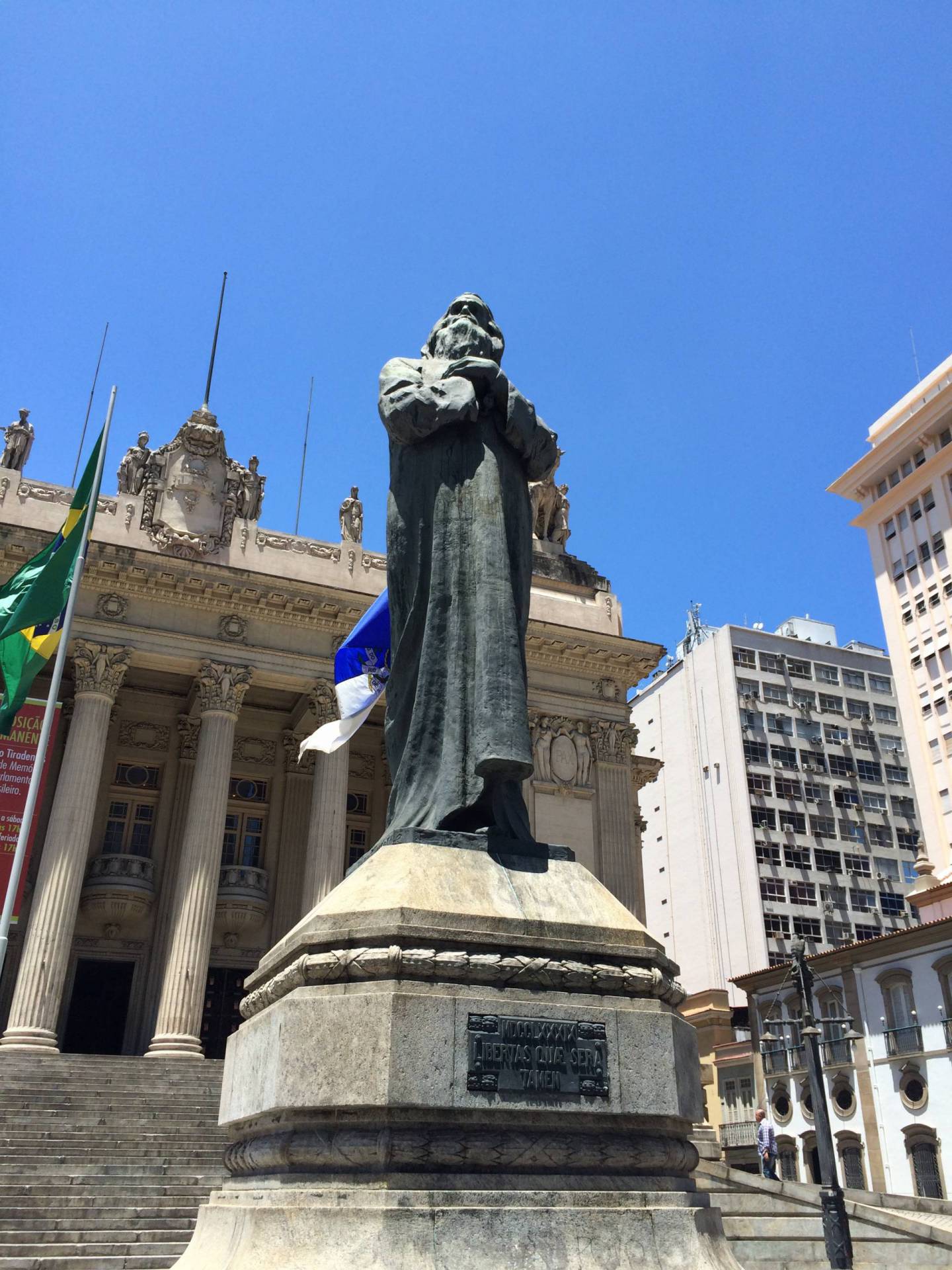 Tiradentes na frente da Assembleia Legislativa do Rio de Janeiro