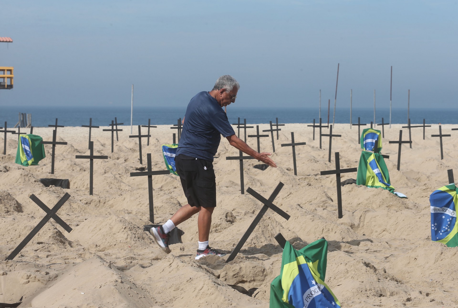 Homem derrubou cruzes em homenagem &agrave; v&iacute;timas da covid-19 na Praia de Copacabana - Cl&eacute;ber Mendes/Ag&ecirc;ncia O Dia