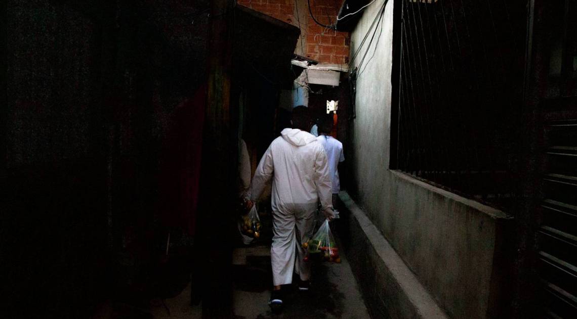 Voluntários da Frente de Mobilização da Maré distribuem alimentos para os moradores - PATRICK MENDES/Divulgação