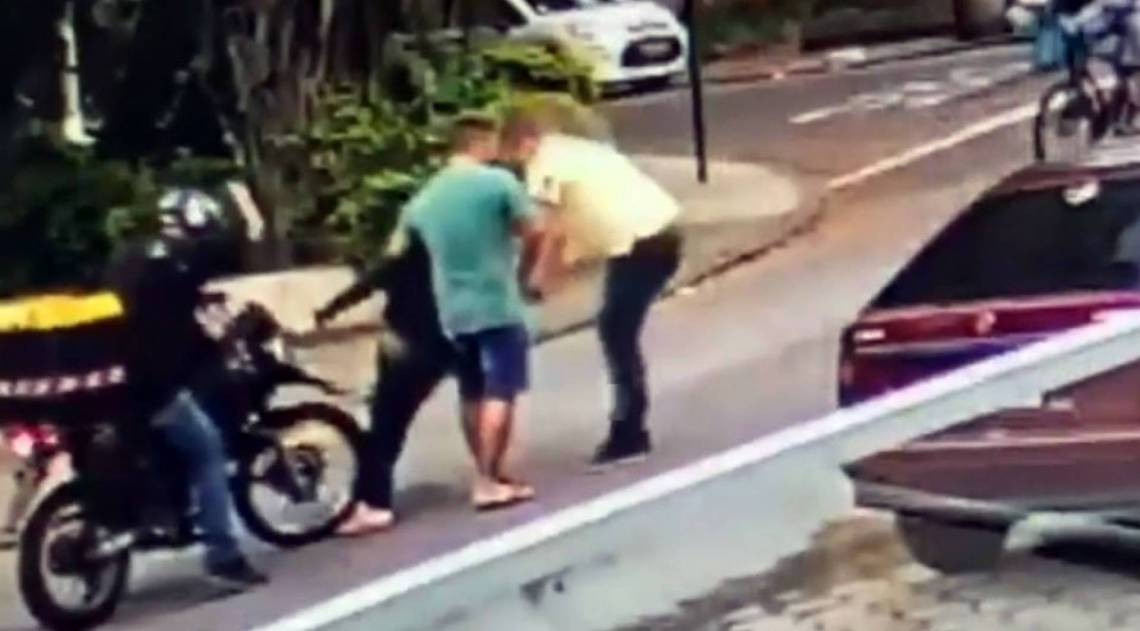 M&eacute;dica tenta se segurar em moto, mas &eacute; arrastada por dois homens  - Reprodução / Portal Grande Tijuca