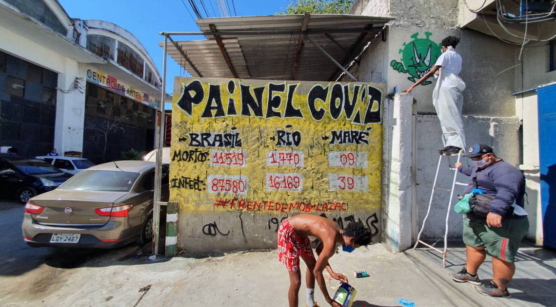 Coletivo pintou em um muro da comunidade os números da pandemia no Brasil