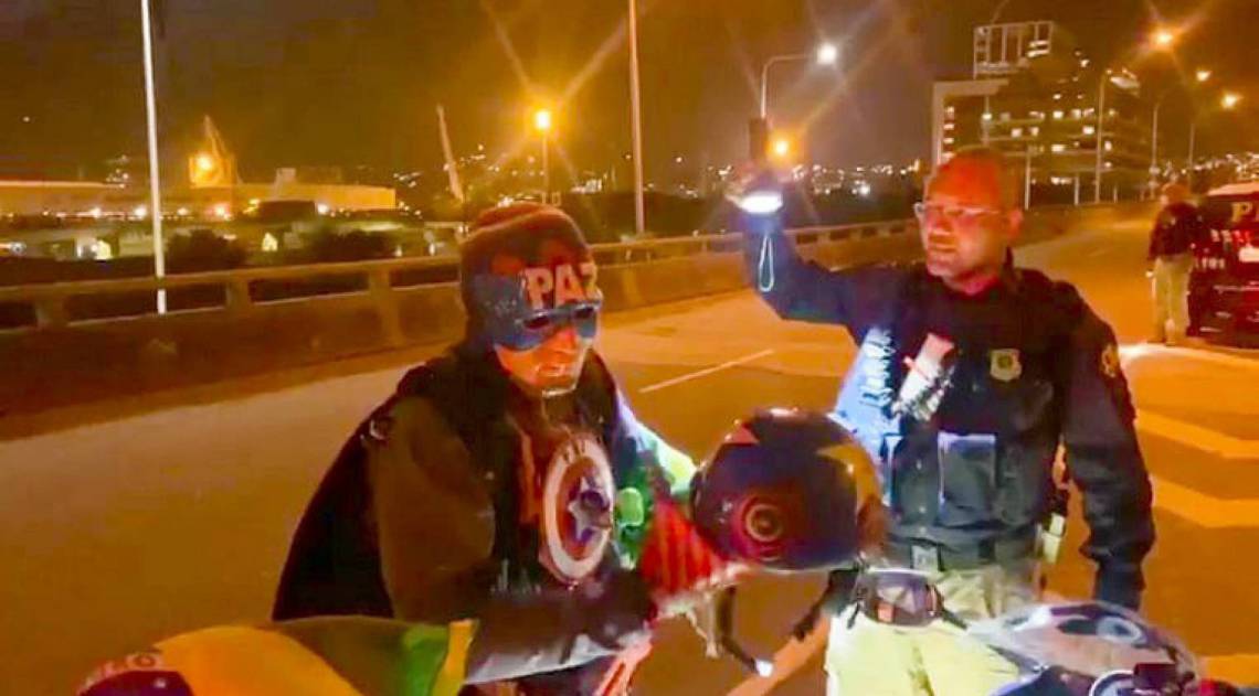 Capitão América é abordado na Ponte Rio-Niterói - Divulgação/PRF