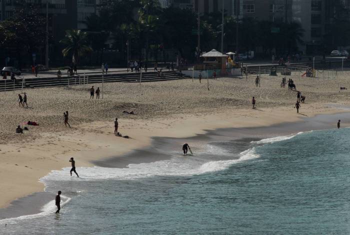 Banhistas ficaram na areia de Ipanema, descumprindo isolamento