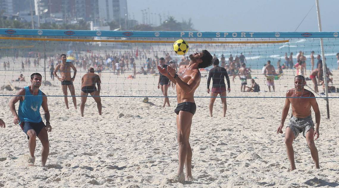 Praia lotada na Barra da Tijuca