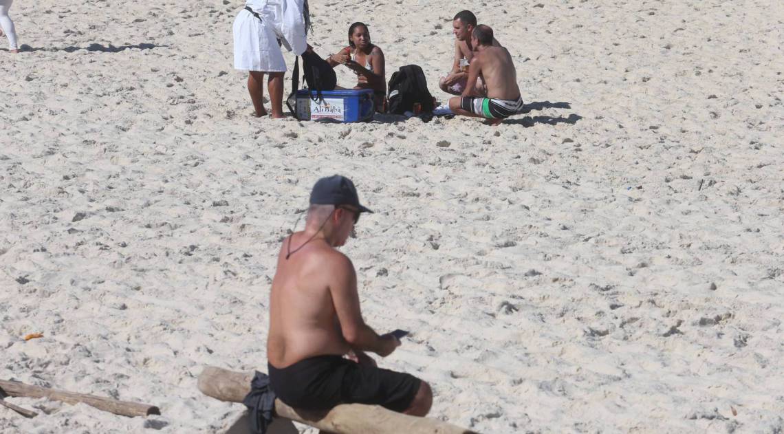 Ambulantes e banhistas em contato sem m&aacute;scaras