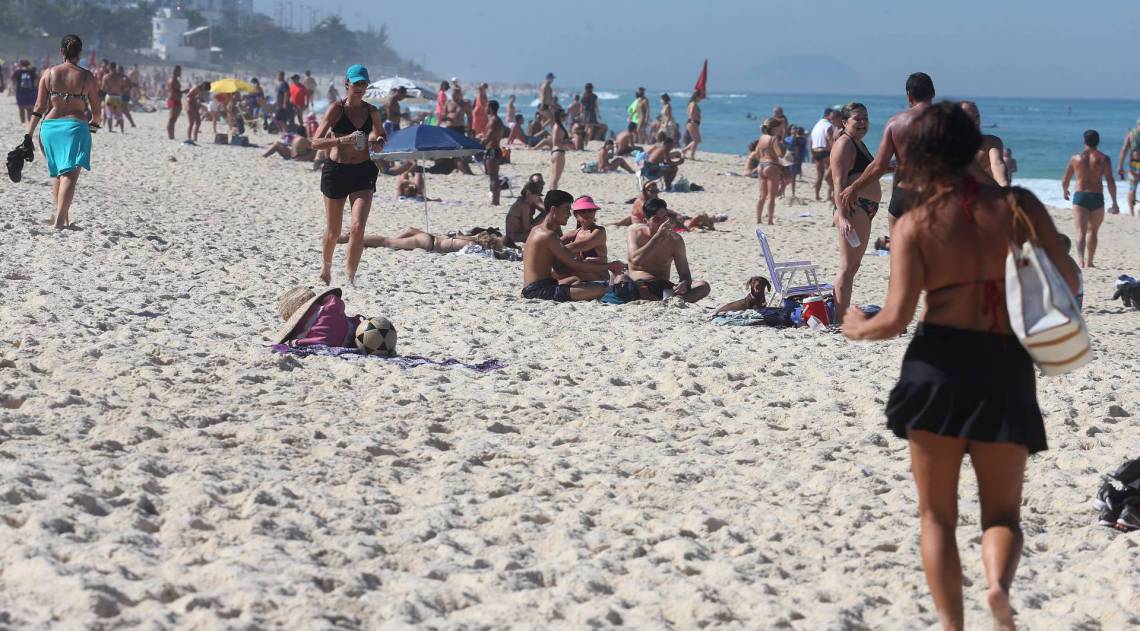 Praia da Barra lotada de banhistas