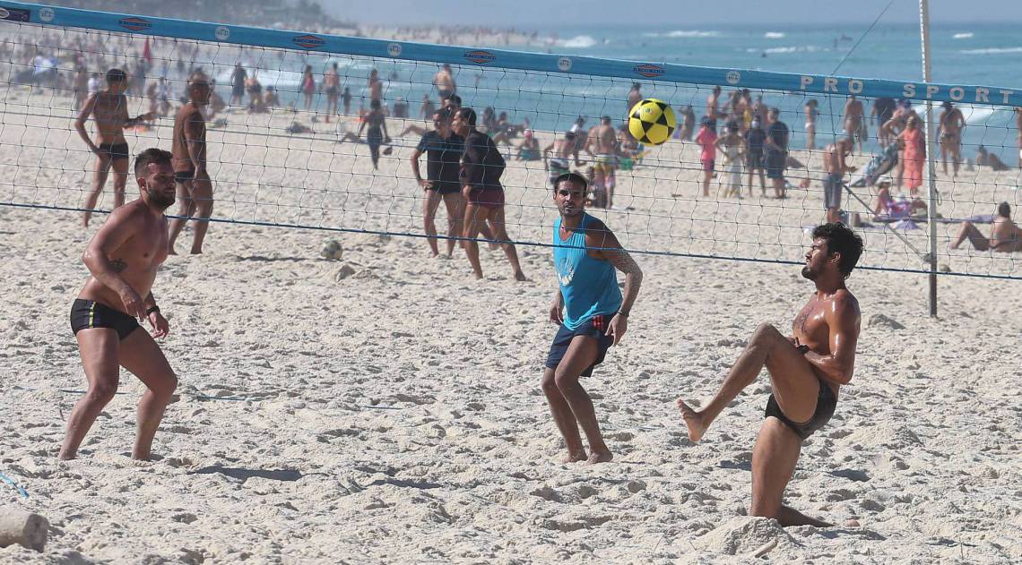 Rio,13/06/2020 -COVID-19 -CORONAVIRUS, BARRA DA TIJUCA, praia da Barra. Na foto, praia lotada.Foto: Cleber Mendes/Agência O Dia