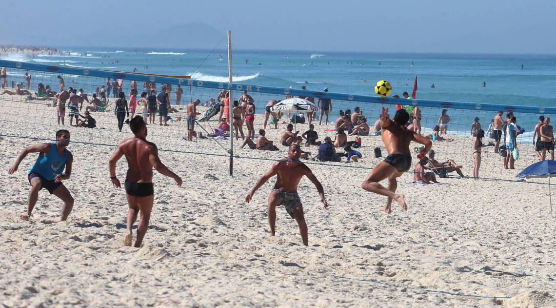 Banhistas jogando v&ocirc;lei na praia