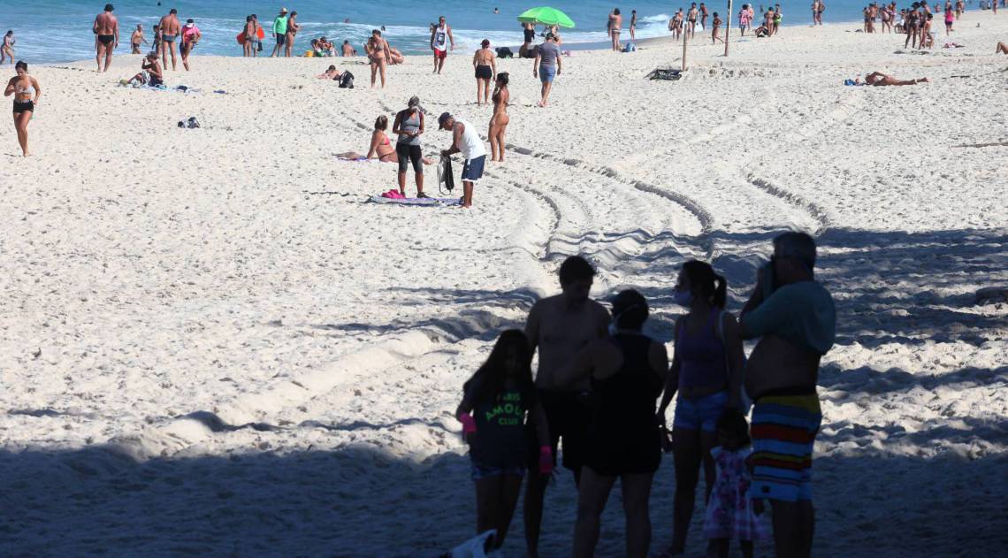 Praia da Barra lotada, em meio &agrave; pandemia, neste s&aacute;bado