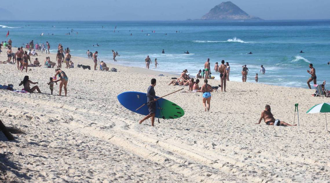 Praia da Barra lotada neste s&aacute;bado
