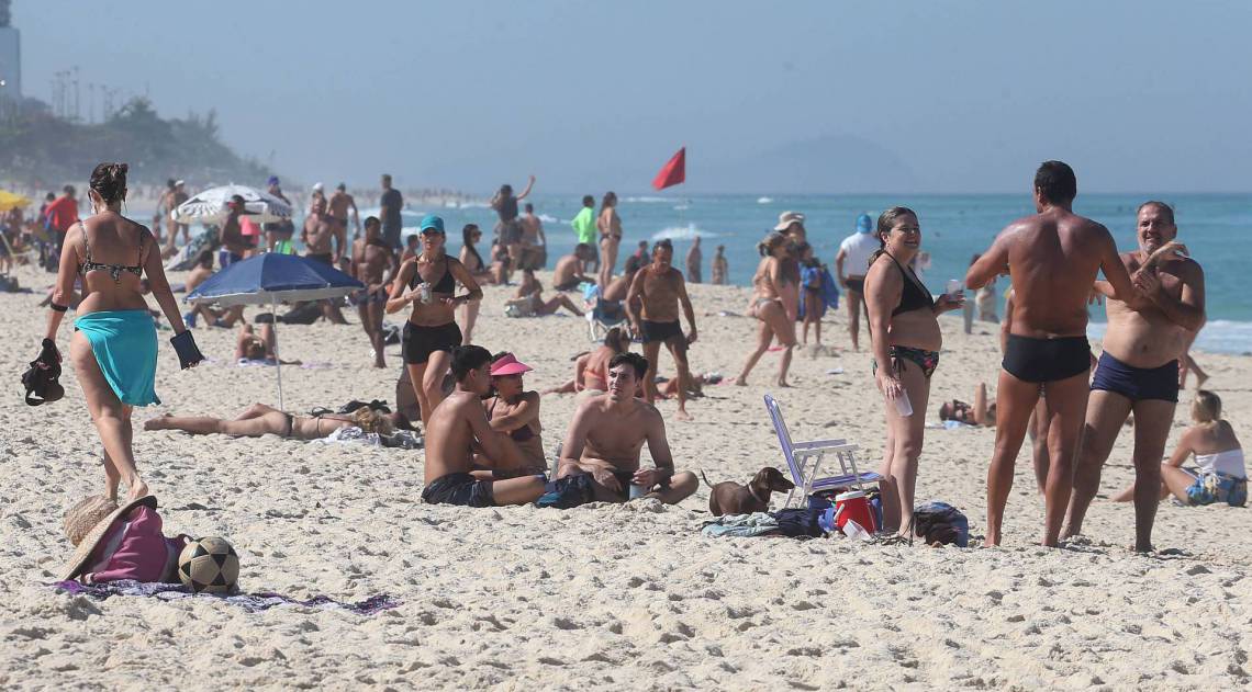 Na praia da Barra da Tijuca, banhistas ignoraram proibição e se aglomeraram na areia sem máscara