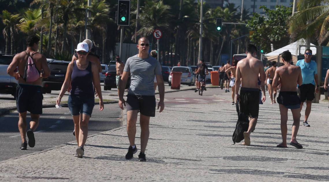 Pessoas no cal&ccedil;ad&atilde;o da Barra