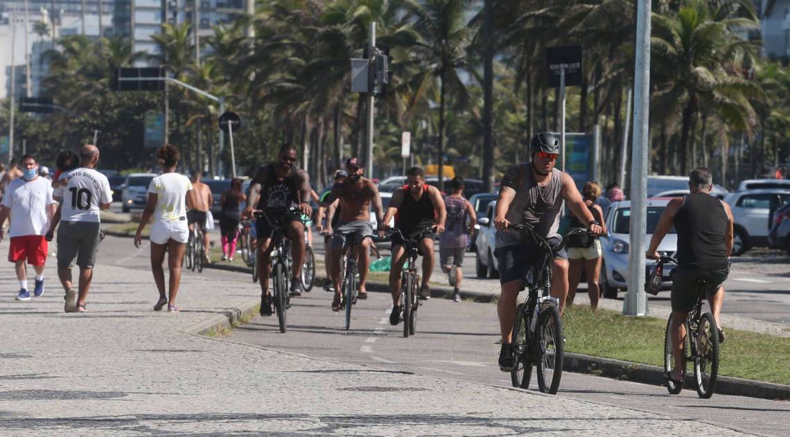 Rio,13/06/2020 -COVID-19 -CORONAVIRUS, BARRA DA TIJUCA, praia da Barra. Na foto,muitas pessoas no calcadao.Foto: Cleber Mendes/Agência O Dia