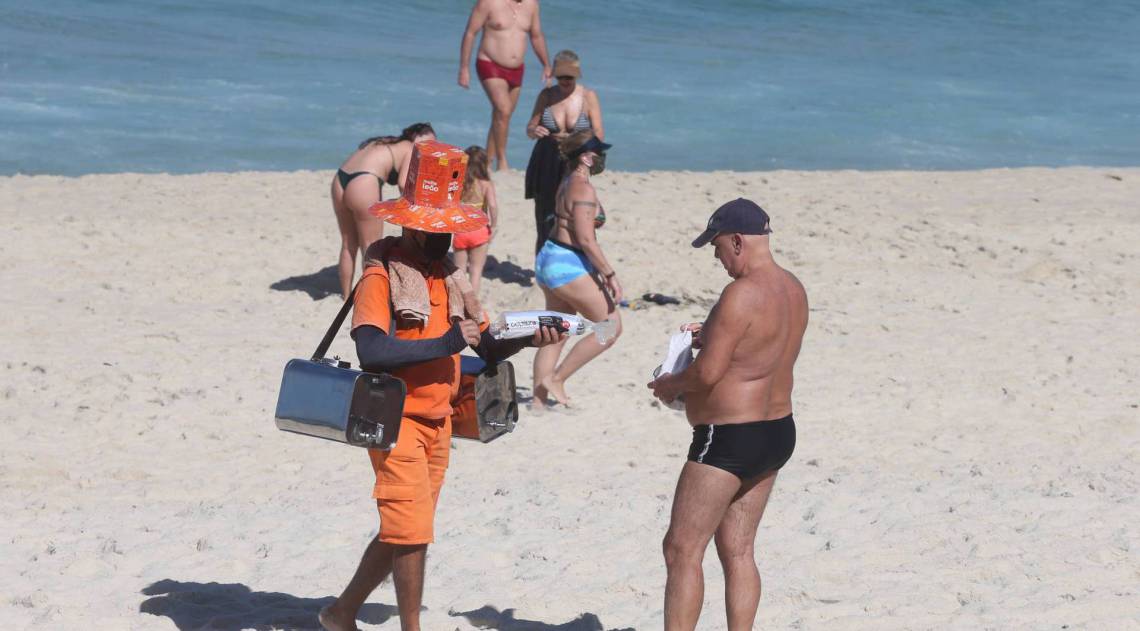 Ambulante trabalhando de m&aacute;scara 