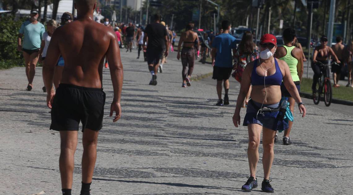 Muitas pessoas circulando pelo cal&ccedil;ad&atilde;o, na Barra