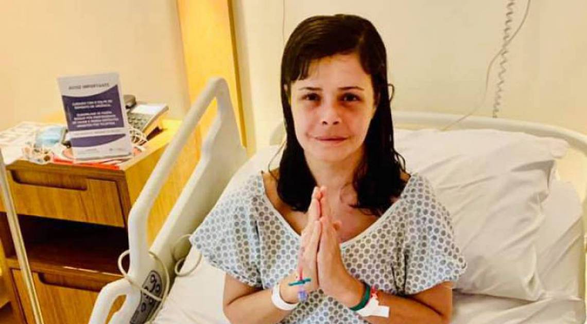 Ticyana D'Azambuja passou por cirurgia para colocar parafusos no joelho. Ela sofreu fraturas após ser agredida por reclamar de festa durante isolamento social