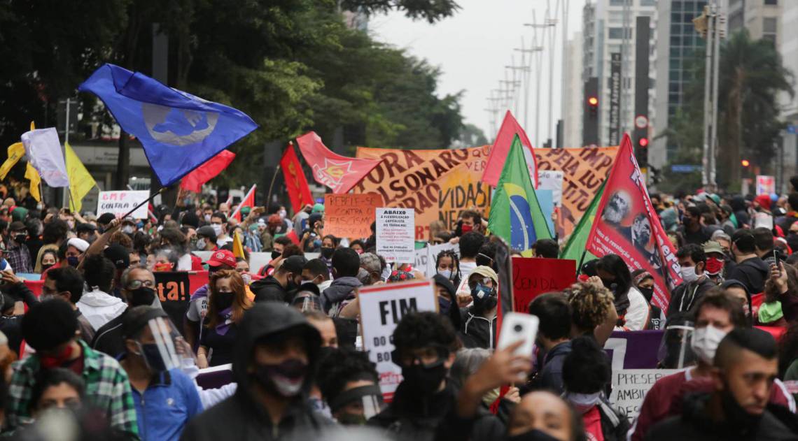 Grupos se reuniram na Av. Paulista. Torcidas dos quatro maiores clubes de São Paulo participaram: Corinthians, Palmeiras, São Paulo e Santos  - Fábio Vieira/Estadão Conteúdo