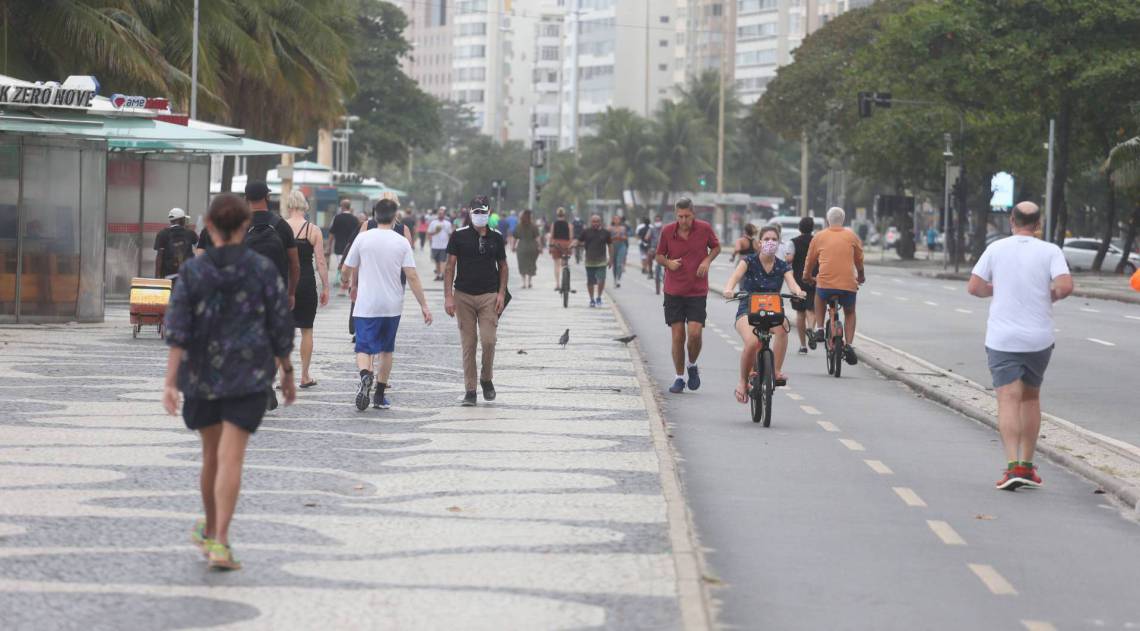 Rio,14/06/2020 -COVID-19 -CORONAVIRUS, COPACABANA, praia de Copacabana. Na foto, pessoas caminhando.Foto: Cleber Mendes/Ag&ecirc;ncia O Dia
