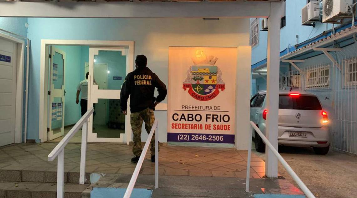 Cumprimento dos mandados na sede da Secretaria Municipal de Cabo Frio