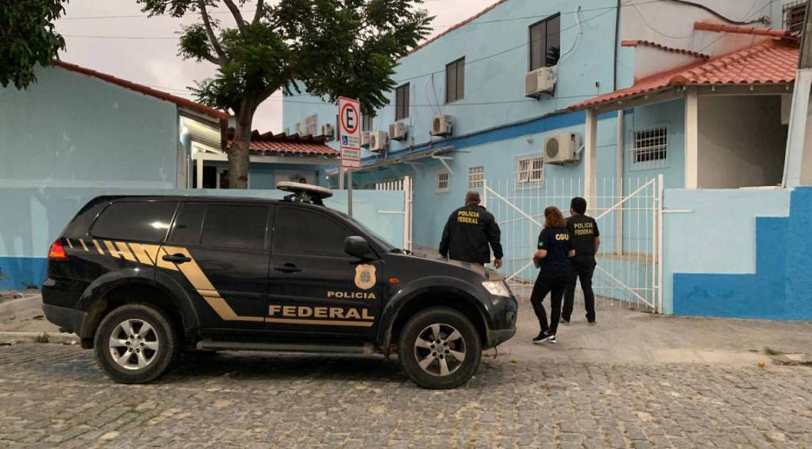 Cumprimento dos mandados na sede da Secretaria Municipal de Cabo Frio