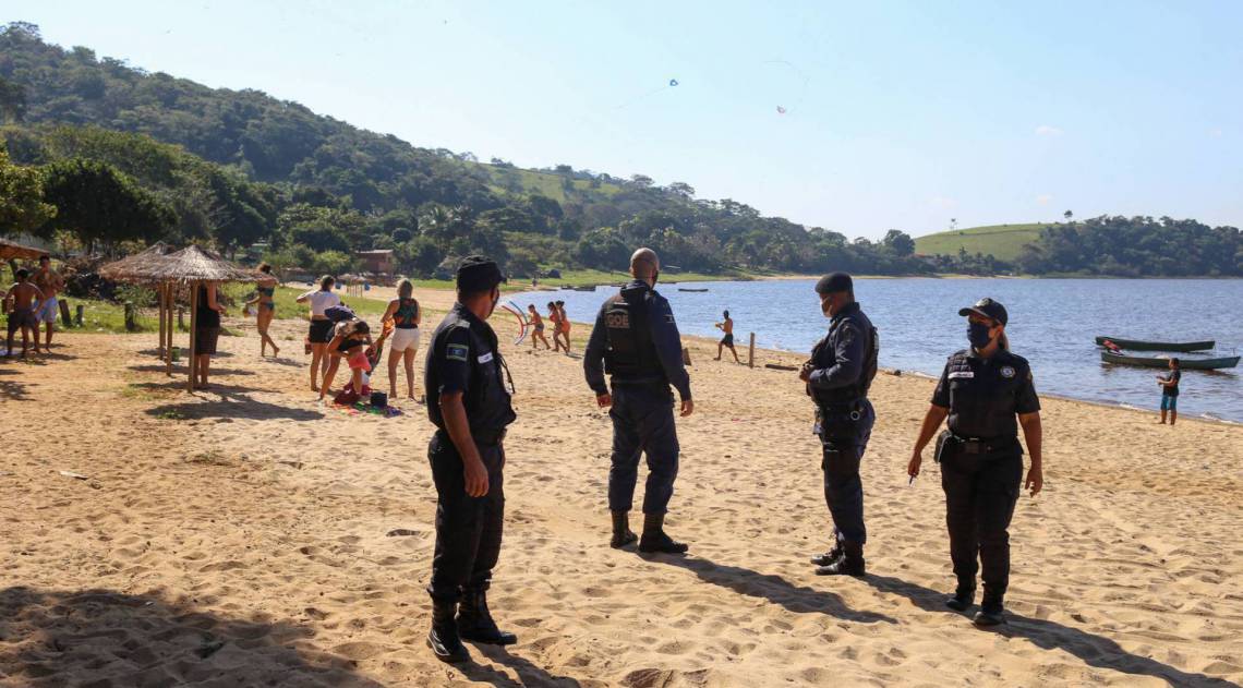 Guardas municipais de Campos impedem a entrada de carros em Lagoa de Cima, ponto turístico do município, durante o feriado de Corpus Christi