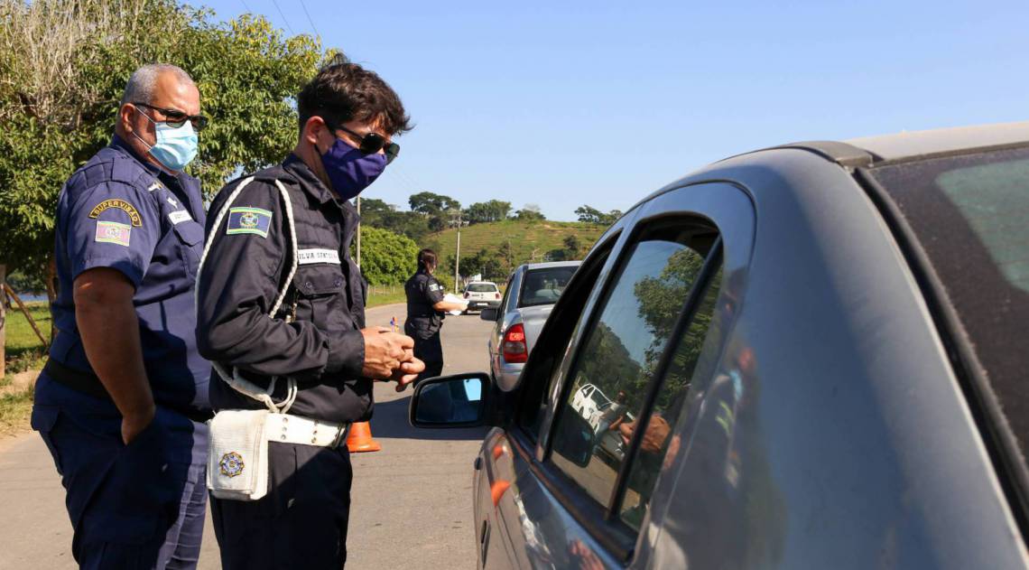 Guardas municipais de Campos impedem a entrada de carros em Lagoa de Cima, ponto turístico do município, durante o feriado de Corpus Christi - Divulgação prefeitura de Campos