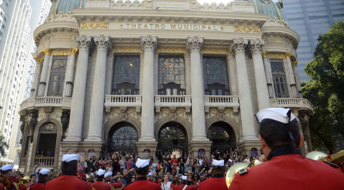 Theatro Municipal do Rio de Janeiro comemora 110 anos com apresenta&ccedil;&atilde;o da Banda dos Fuzileiros Navais e espet&aacute;culos gratruitos.