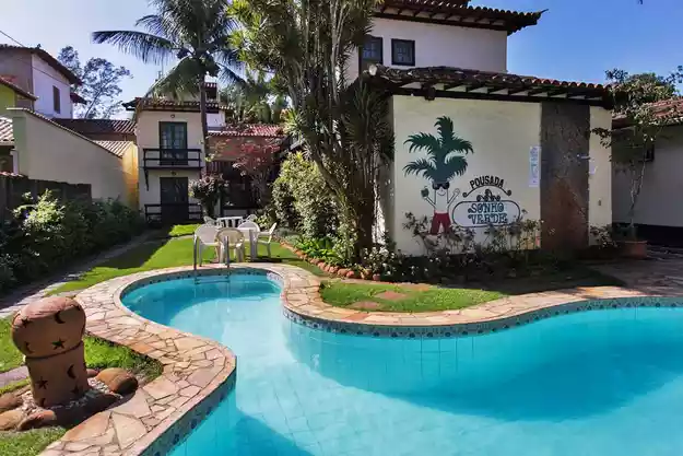 Os estabelecimentos deverão obrigatoriamente priorizar a hospedagem de um hóspede por acomodação, podendo-se chegar a dois, desde que, seja cônjuge, companheira, companheiro ou membro da mesma família