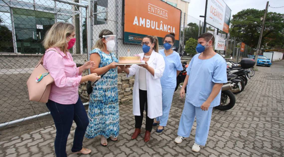 Moradores presenteiam profissionais do Hospital Oceânico com um bolo - fotos: Luciana Carneiro/Divulgação