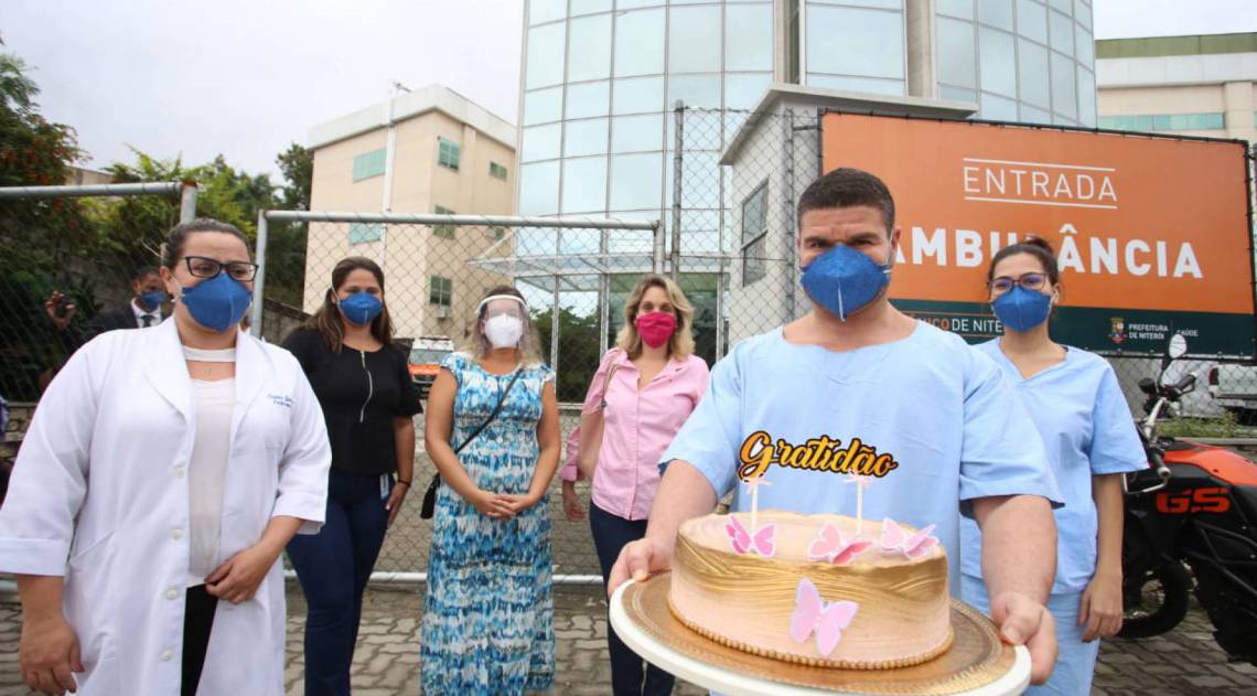 Moradores presenteiam profissionais do Hospital OceÃ¢nico com um bolo
