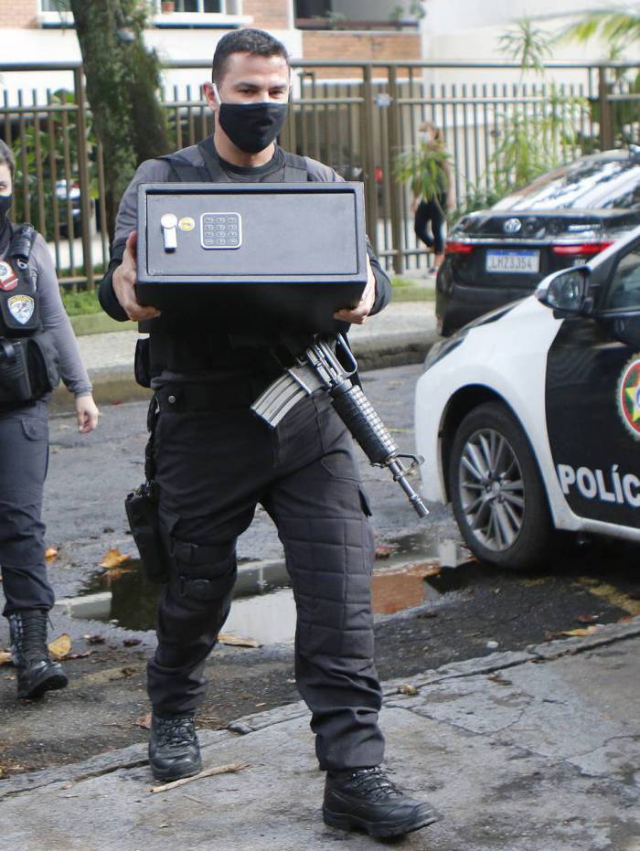 Rio de Janeiro - RJ  - 16/06/2020 - Operaçao Policial - Operaçao cumpre mandados para investigar tentativa de homicidio contra Shanna Garcia. Dos 22 alvos de mandados de busca e apreensao da Operaçao Sucessao, esta o ex-cunhado de Shanna, Bernardo Bello, empresario e ex-presidente da Vila Isabel -  na foto, material apreendido chegando a delegadia de homicidios na Barra da tijuca, zona oeste do Rio - Foto Reginaldo Pimenta / Agencia O Dia