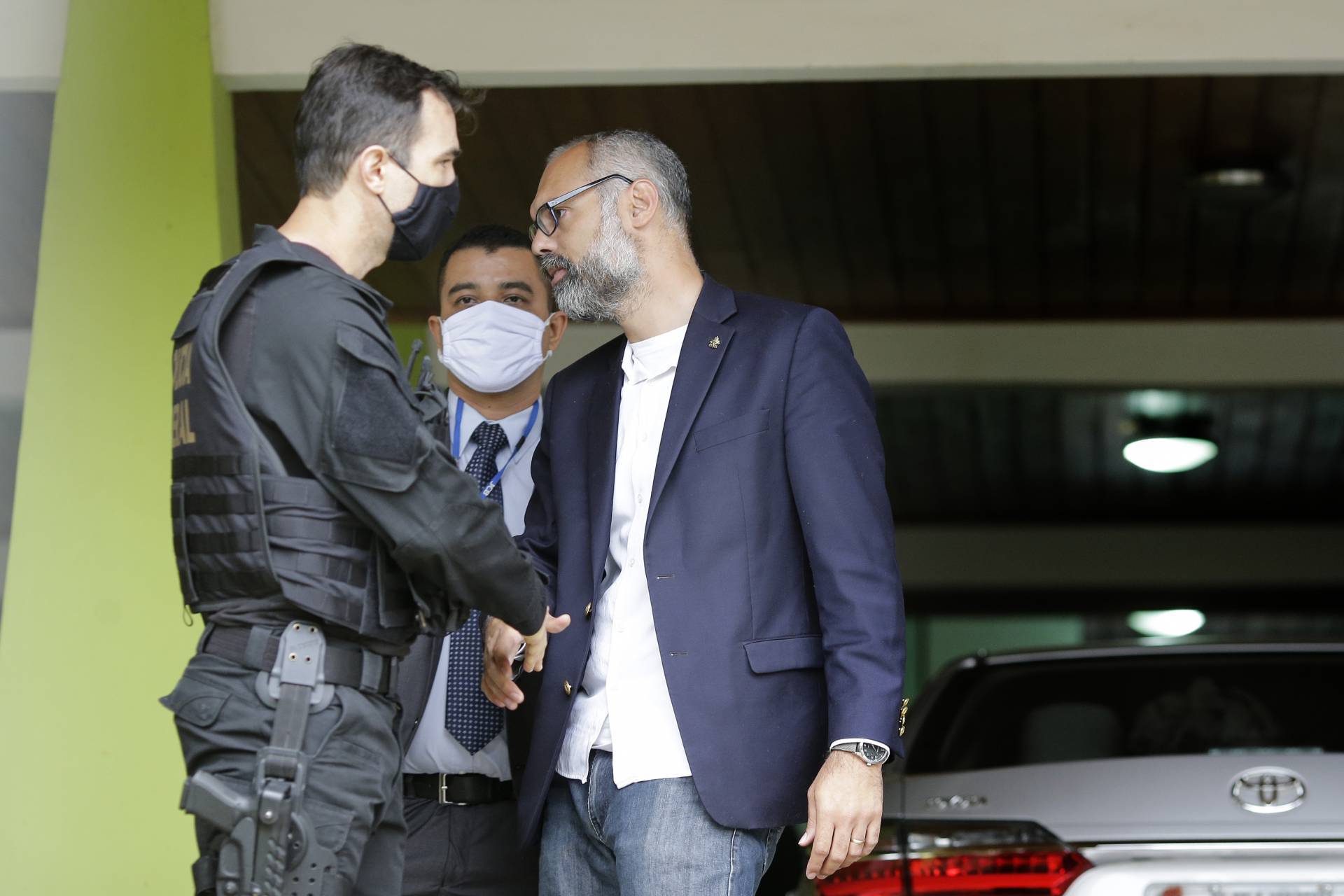 DF - ATOS ANTIDEMOCRÁTICOS/OPERAÇÃO LUME/PF - POLÍTICA - O blogueiro Alan dos Santos acompanha agentes da Polícia Federal durante operação de busca e apreensão em sua residência no Lago Sul, em Brasília, na manhã desta terça-feira, 16 de junho de 2020. A PF deflagrou hoje a Operação Lume, para cumprir 21 mandados de busca e apreensão em cinco Estados e no Distrito Federal no âmbito do inquérito sobre a organização e o financiamento de atos antidemocráticos. Entre os alvos da ação, além de Santos, estão o deputado Daniel Silveira (PSL-RJ), o empresário e advogado Luís Felipe Belmonte, principal operador político do Aliança pelo Brasil, e o publicitário Sérgio Lima, marqueteiro do partido que o presidente Jair Bolsonaro tenta criar.
- Foto: DIDA SAMPAIO/ESTADÃO CONTEÚDO