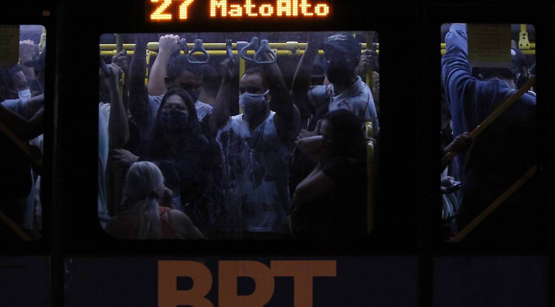 Ônibus lotados e com passageiros em pé: irregularidades sem fim - Luciano Belford