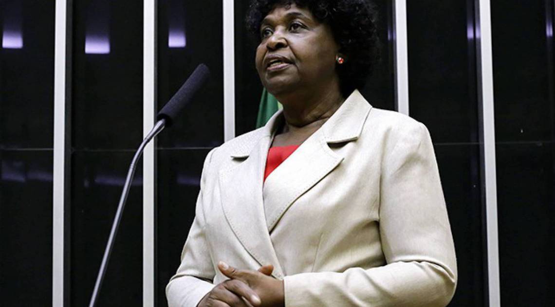 Benedita da Silva: "O Produto Interno da Favela vai gerar emprego, renda e inclus&atilde;o para nossa cidade e elevar a autoestima do povo pobre e negro".  - C&acirc;mara dos Deputados