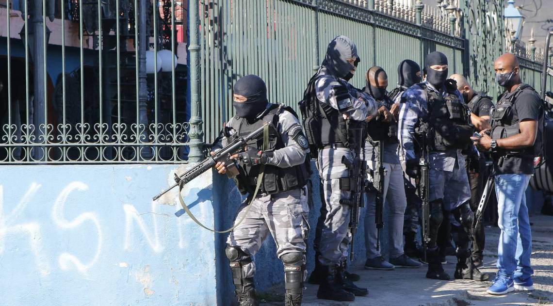 Rio de Janeiro - RJ  - 17/06/2020 - Operaçao Policial - Policiais Militares do batalhao de choque, foram atacados na manha de hoje, ao passarem pelo Complexo da Mare, zona norte do Rio. Segundo a policia, os agentes foram alvos de tiros na Avenida Brasil, altura do Parque Uniao, quando seguiam para o municipio de Angra dos Reis  - Foto Reginaldo Pimenta / Agencia O Dia - Reginaldo Pimenta