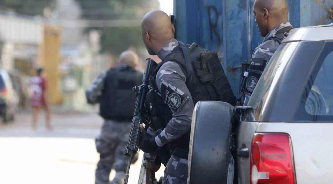 Rio de Janeiro - RJ  - 17/06/2020 - Operaçao Policial - Policiais Militares do batalhao de choque, foram atacados na manha de hoje, ao passarem pelo Complexo da Mare, zona norte do Rio. Segundo a policia, os agentes foram alvos de tiros na Avenida Brasil, altura do Parque Uniao, quando seguiam para o municipio de Angra dos Reis  - Foto Reginaldo Pimenta / Agencia O Dia - Reginaldo Pimenta / Agencia O Dia