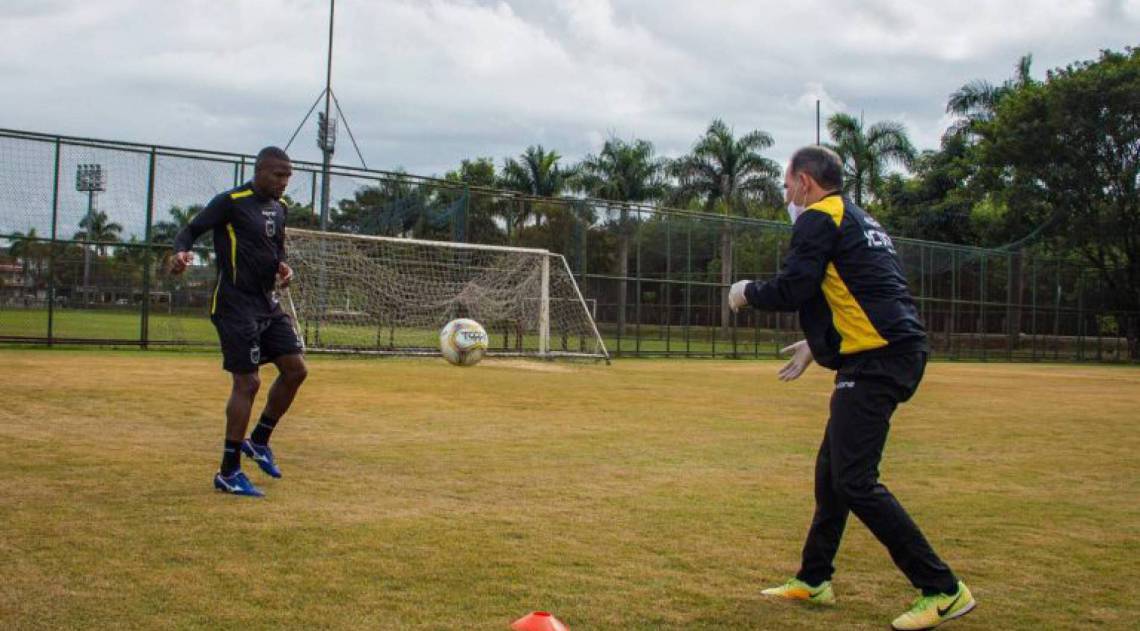 Preparador físico Paulo Fagundes com o atacante João Carlos - Divulgação