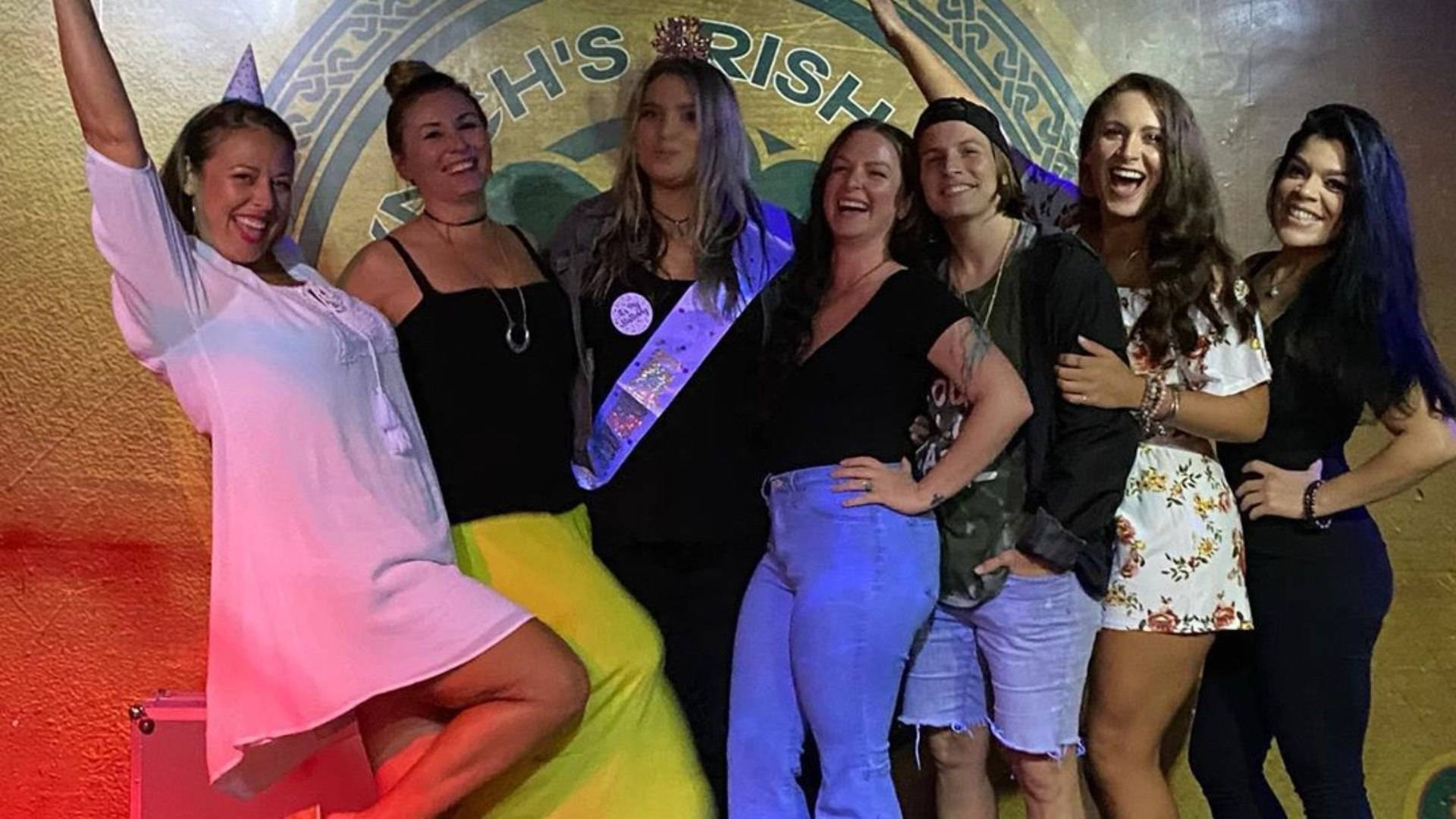Grupo de 16 pessoas pega coronav&iacute;rus ap&oacute;s se reunir em bar para comemorar fim da quarentena