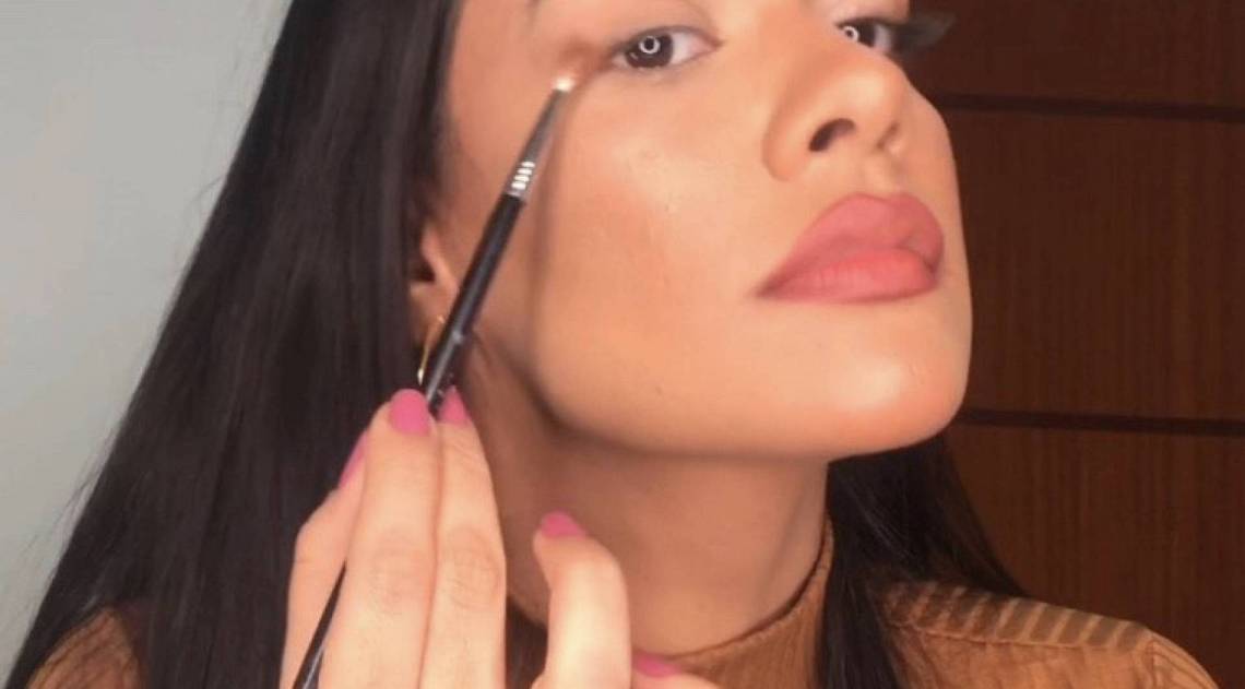 1- Comece esfumando a sombra marrom clara da metade da pálpebra móvel em direção ao final da sobrancelha. Um esfumado que vai levantar o seu olhar.