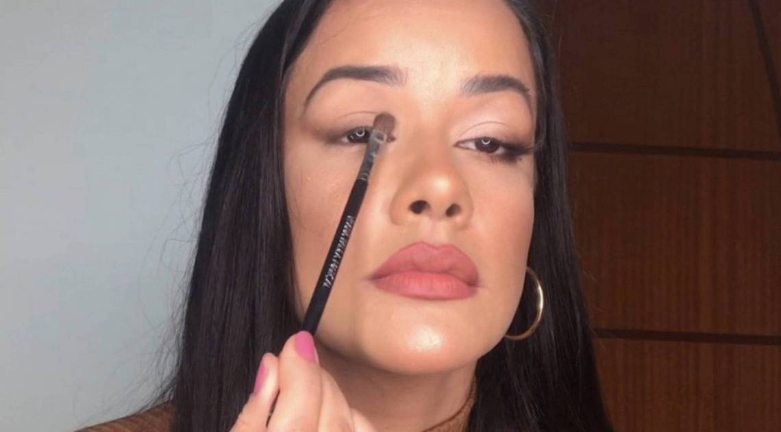 3- Aplique a sombra clara no canto interno até a metade da pálpebra móvel. 