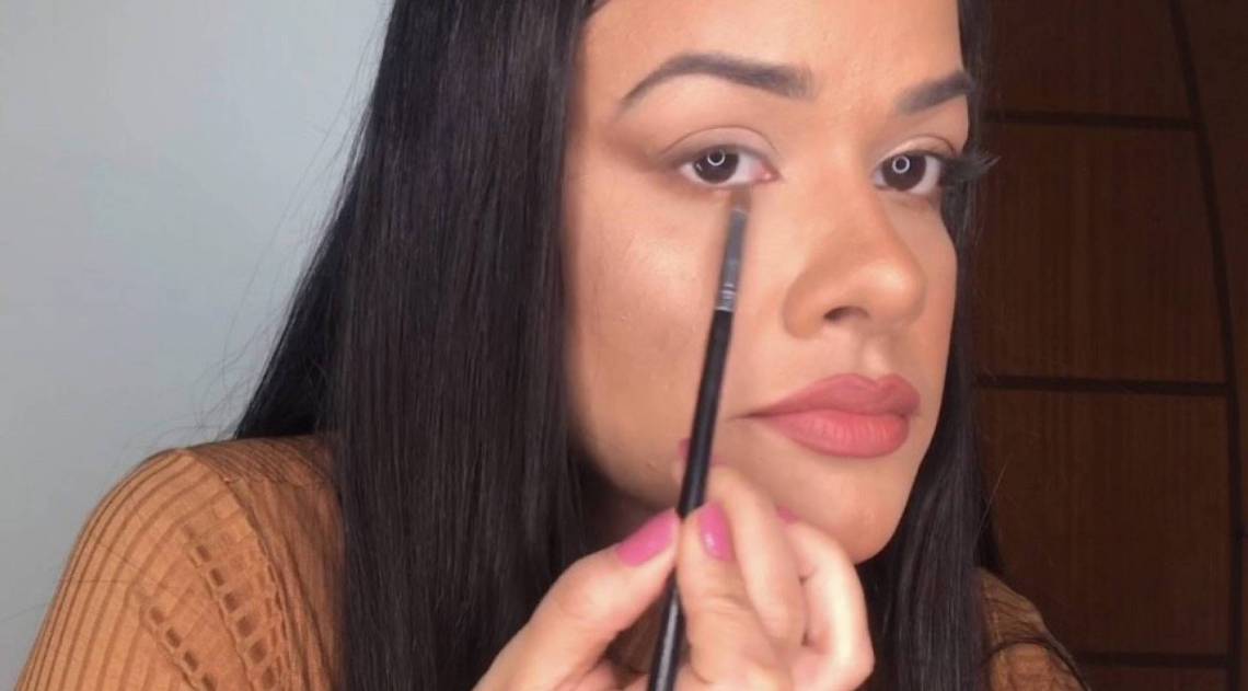 4- Esfume a sombra marrom clara na raiz dos cílios inferior. 